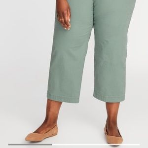 NWT Old Navy Capri length green pants.